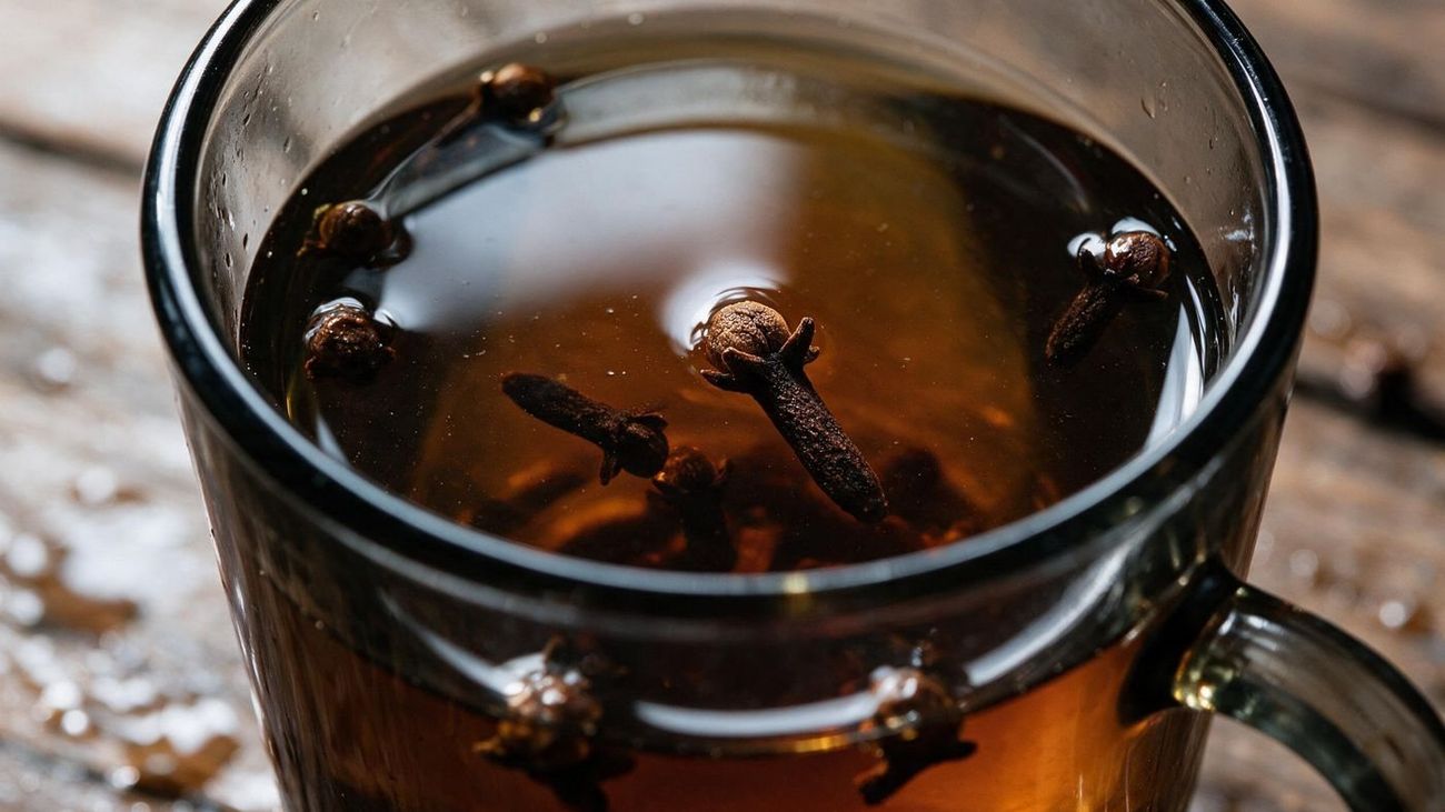 Tea szegfűszeggel üvegpohárban